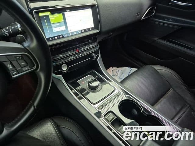 Jaguar XE Prestige, 2017 10