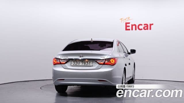 Hyundai YF Sonata LPI Premier(для людей с инвалидностью), 2012 4