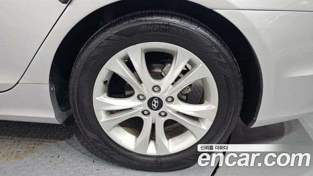 Hyundai YF Sonata LPI Premier(для людей с инвалидностью), 2012 все фото