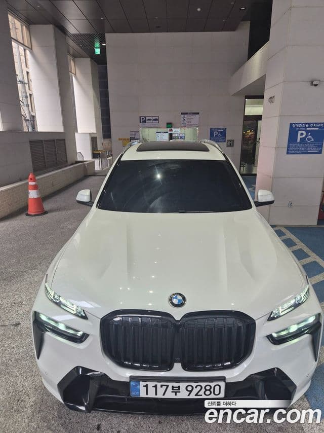 BMW X7 (G07) xDrive 40i M Sport 6인승, 2025 1