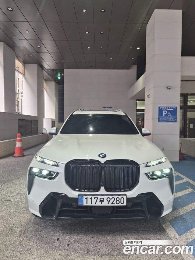 BMW X7 (G07) xDrive 40i M Sport 6인승, 2025 3