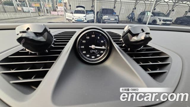 Porsche Macan EV 4S, 2025 11