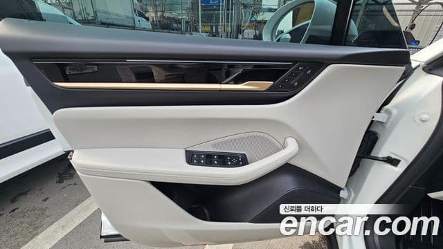 Porsche Macan EV 4S, 2025 19