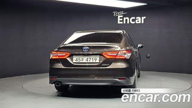 Toyota 캠리 (XV70) 2.5 XLE гибрид, 2019 4