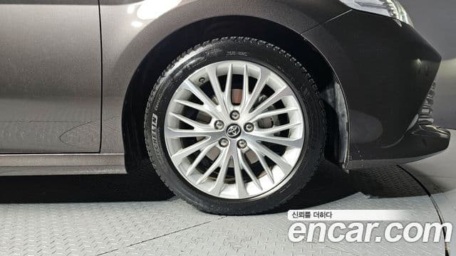 Toyota 캠리 (XV70) 2.5 XLE гибрид, 2019 все фото