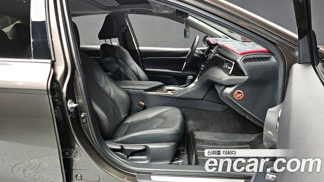 Toyota 캠리 (XV70) 2.5 XLE гибрид, 2019 10