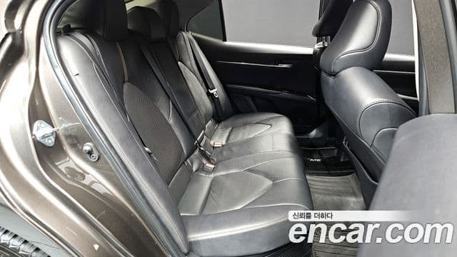 Toyota 캠리 (XV70) 2.5 XLE гибрид, 2019 12