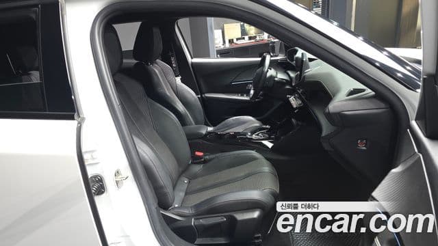 Peugeot e-2008 2세대 EV GT, 2021 11