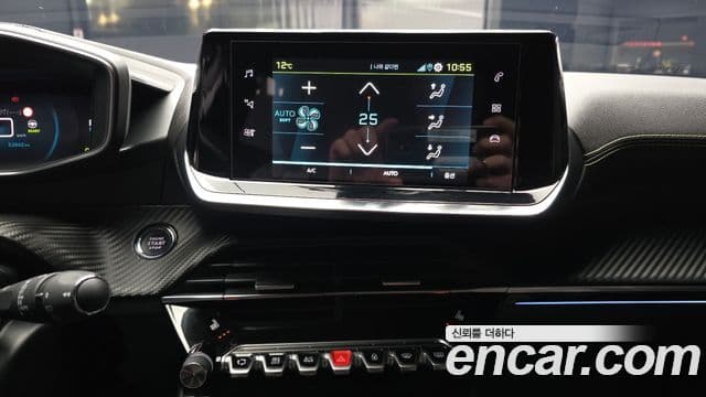 Peugeot e-2008 2세대 EV GT, 2021 14