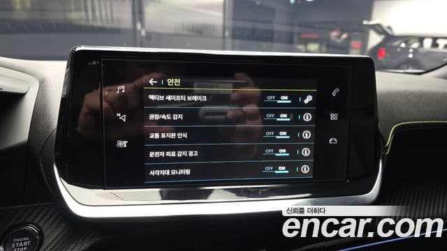 Peugeot e-2008 2세대 EV GT, 2021 16