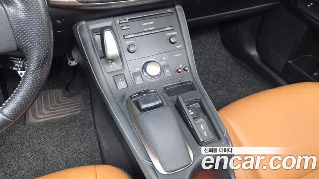 Lexus CT200h ZWA10, 2016 9