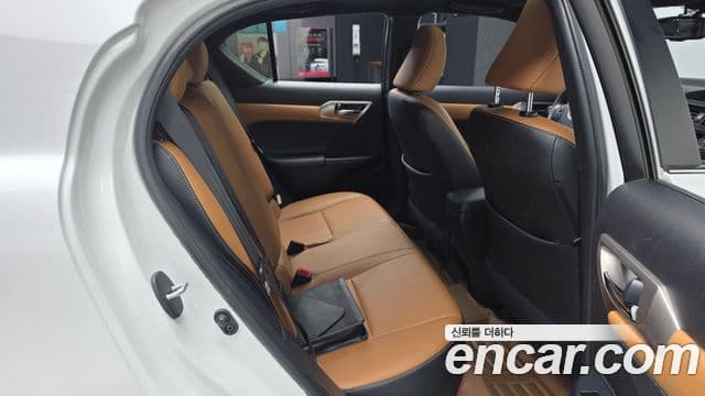 Lexus CT200h ZWA10, 2016 12