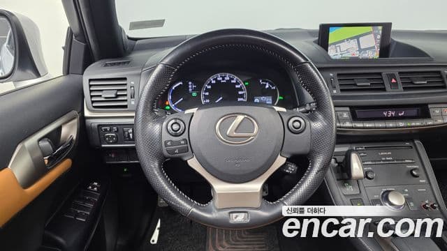 Lexus CT200h ZWA10, 2016 13