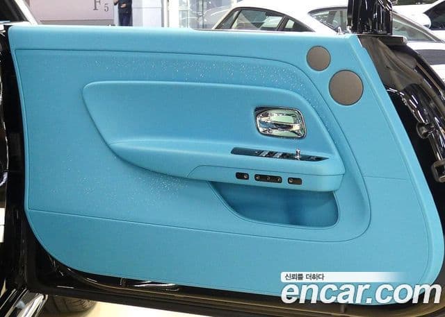 Rolls-Royce Spectre купе, 2025 9