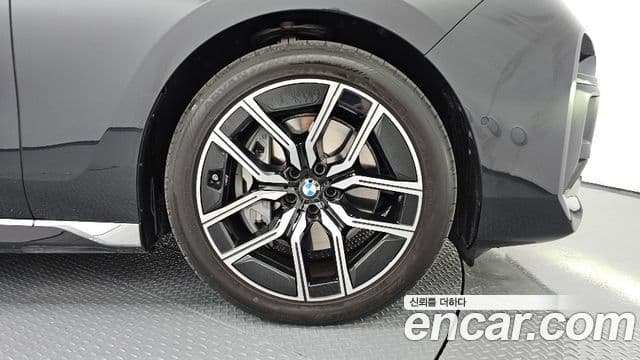 BMW 7시리즈 (G70) 740i xDrive M Sport, 2025 все фото