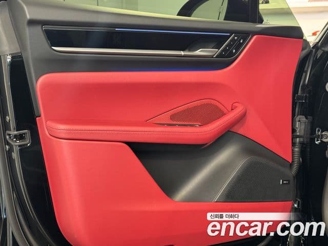 Porsche Macan EV базовый 4, 2025 10