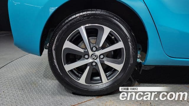 Toyota 프리우스 C, 2018 все фото