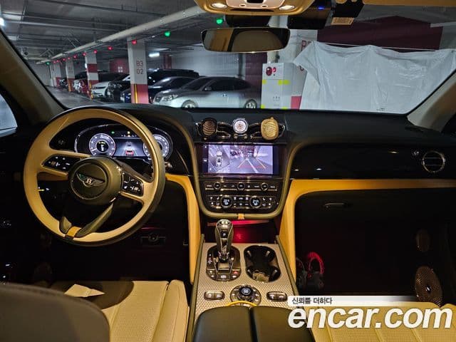 Bentley Bentayga 4.0 V8 EWB Mulliner, 2024 8