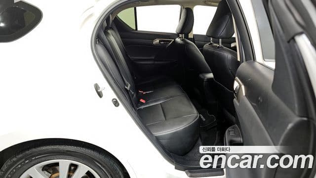 Lexus CT200h ZWA10, 2016 12