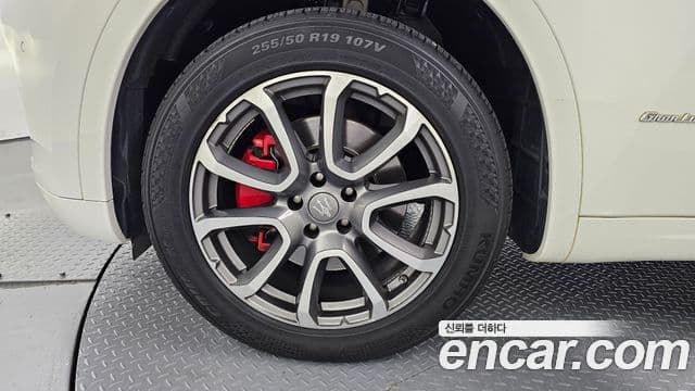 Maserati Levante 3.0 дизель AWD GranLusso, 2019 все фото