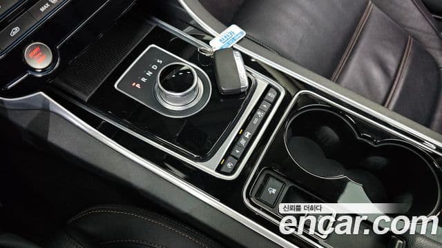 Jaguar XE Prestige, 2016 9