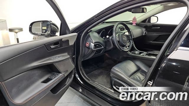 Jaguar XE Prestige, 2016 10