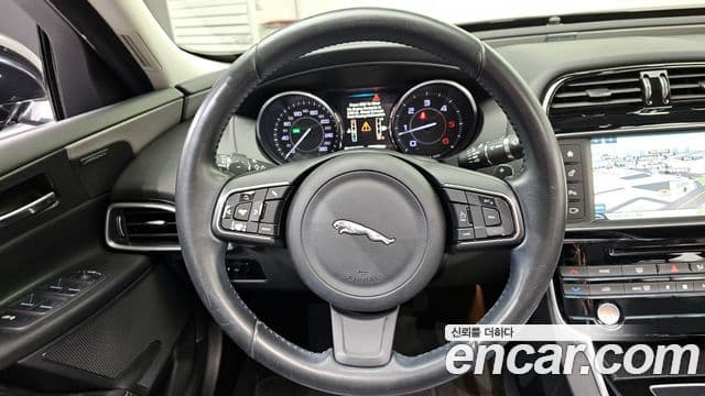 Jaguar XE Prestige, 2016 13