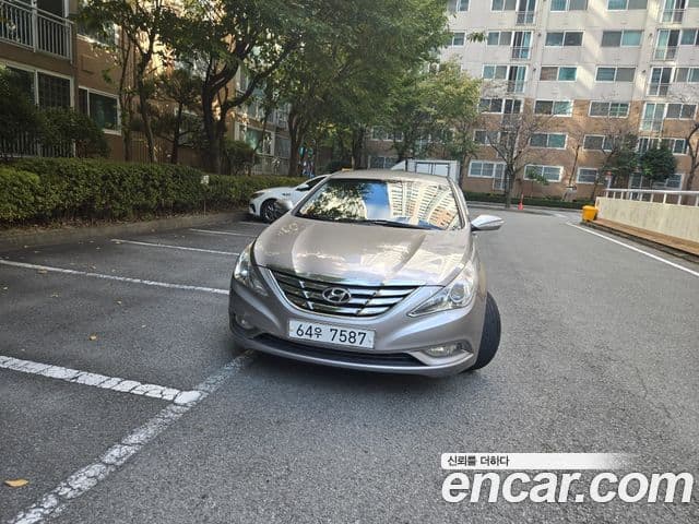 Hyundai YF Sonata Premier, 2010 1