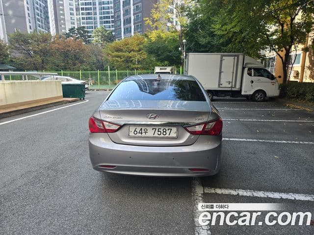 Hyundai YF Sonata Premier, 2010 4