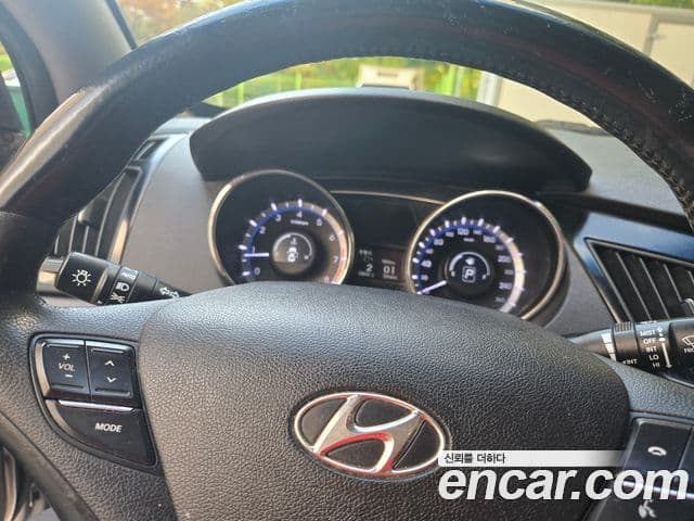 Hyundai YF Sonata Premier, 2010 10