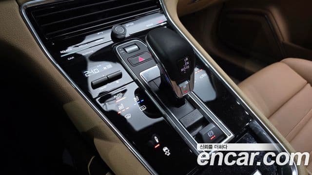 Porsche Panamera (971), 2018 8