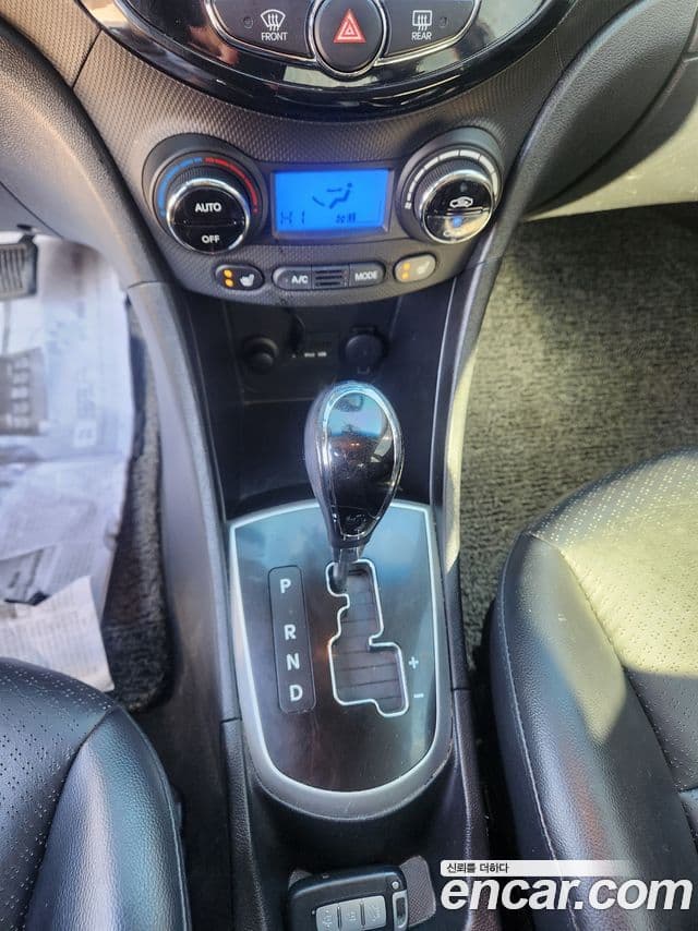 Hyundai Accent(новый кузов / новое поколение) 1.6 GDI top, 2012 10