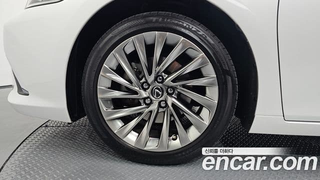 Lexus ES300h 7세대 Executive, 2025 все фото