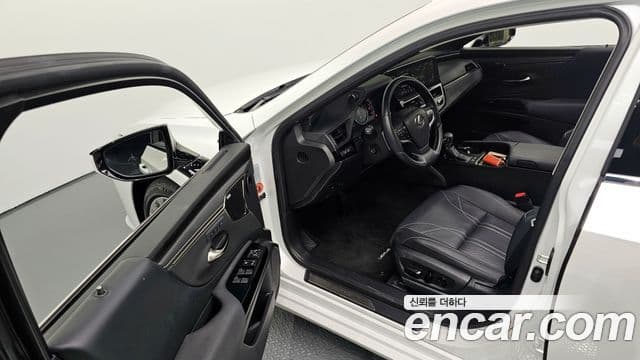 Lexus ES300h 7세대 Executive, 2025 10