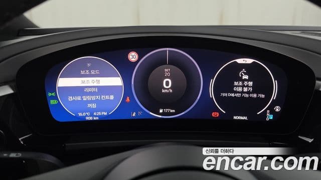 Porsche Macan EV 4S, 2025 8