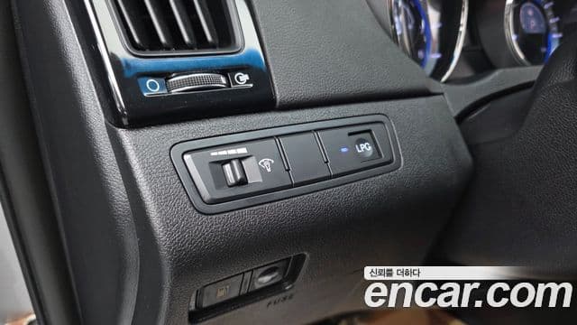 Hyundai YF Sonata LPI Premier(для людей с инвалидностью), 2010 17