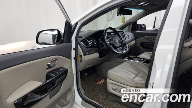 Kia All New Carnival VIP, 2016 10