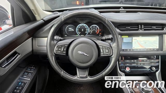 Jaguar XF (X260) 20d Portfolio, 2017 14