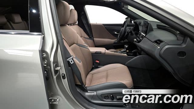 Lexus ES300h 7세대 Executive, 2025 11