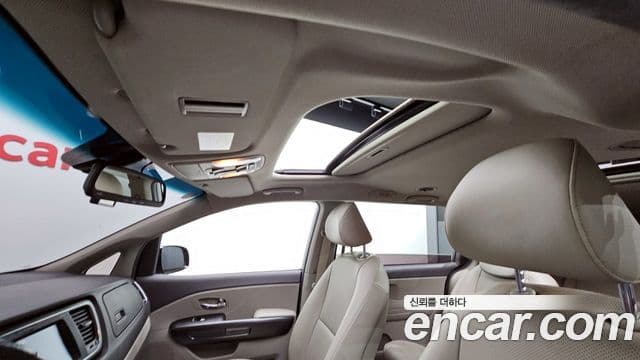 Kia All New Carnival Luxury, 2017 17