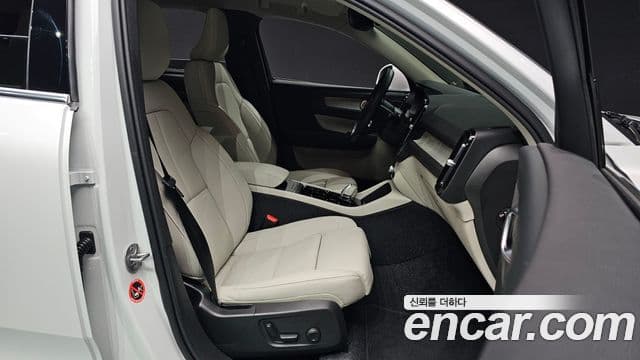 Volvo XC40 B4 Ultra Bright, 2025 10