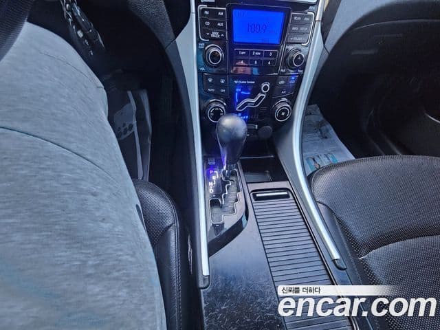 Hyundai YF Sonata LPI Deluxe, 2010 9