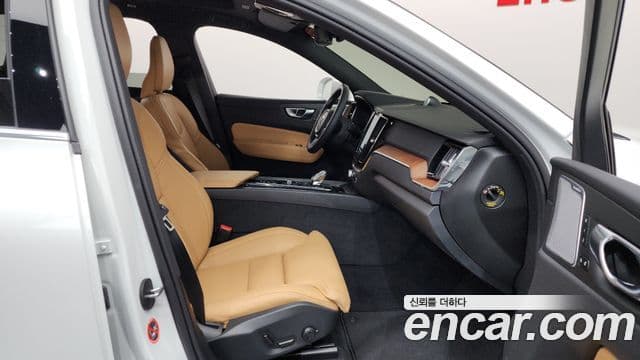 Volvo XC60 2세대 T8 Ultra Bright, 2025 11