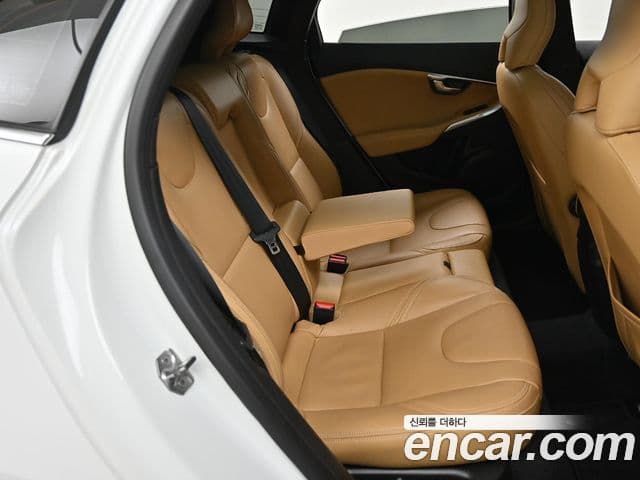 Volvo V40 2세대, 2018 13