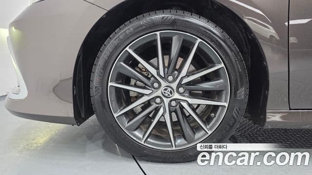 Toyota 캠리 (XV70) 2.5 XLE гибрид, 2022 все фото