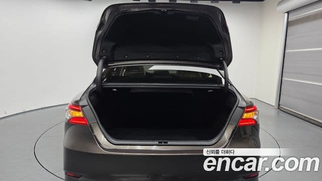 Toyota 캠리 (XV70) 2.5 XLE гибрид, 2022 20