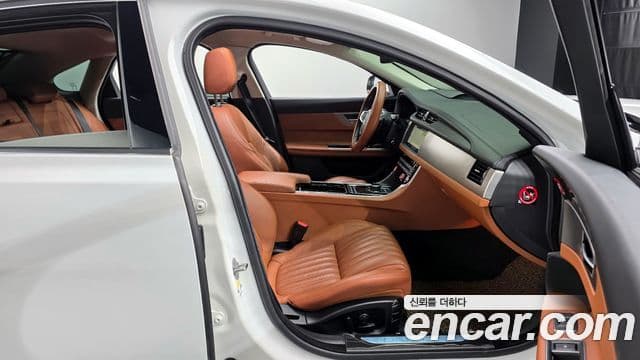 Jaguar XF (X260) 25t Portfolio, 2018 10