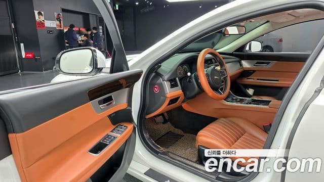 Jaguar XF (X260) 25t Portfolio, 2018 11