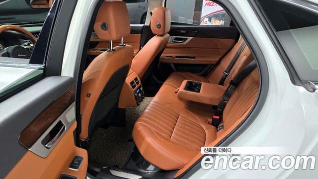 Jaguar XF (X260) 25t Portfolio, 2018 12