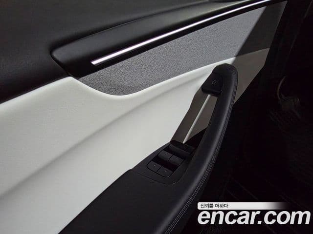 Tesla модель Y, 2025 11